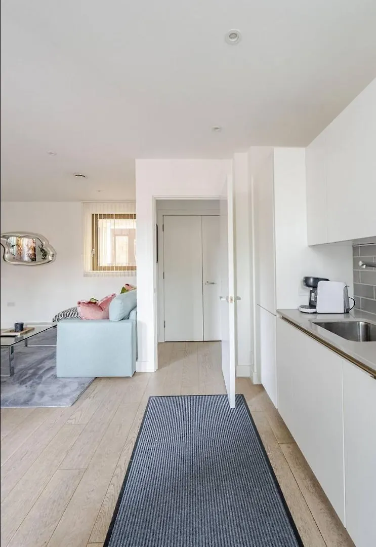 Luxurious Apartment 5 Mins To City & Train Station London